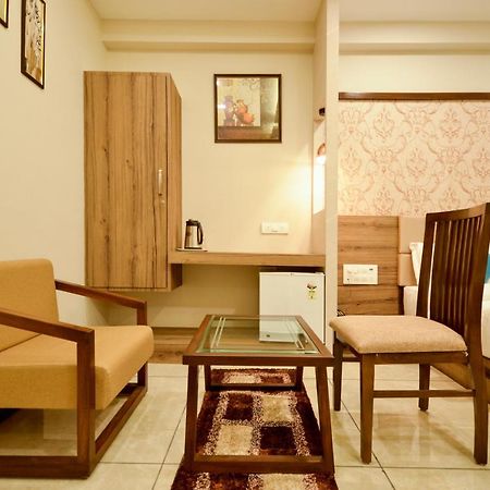 Hotel Repose Ахмедабад Екстериор снимка