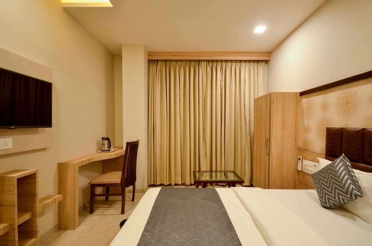 Hotel Repose Ахмедабад Екстериор снимка