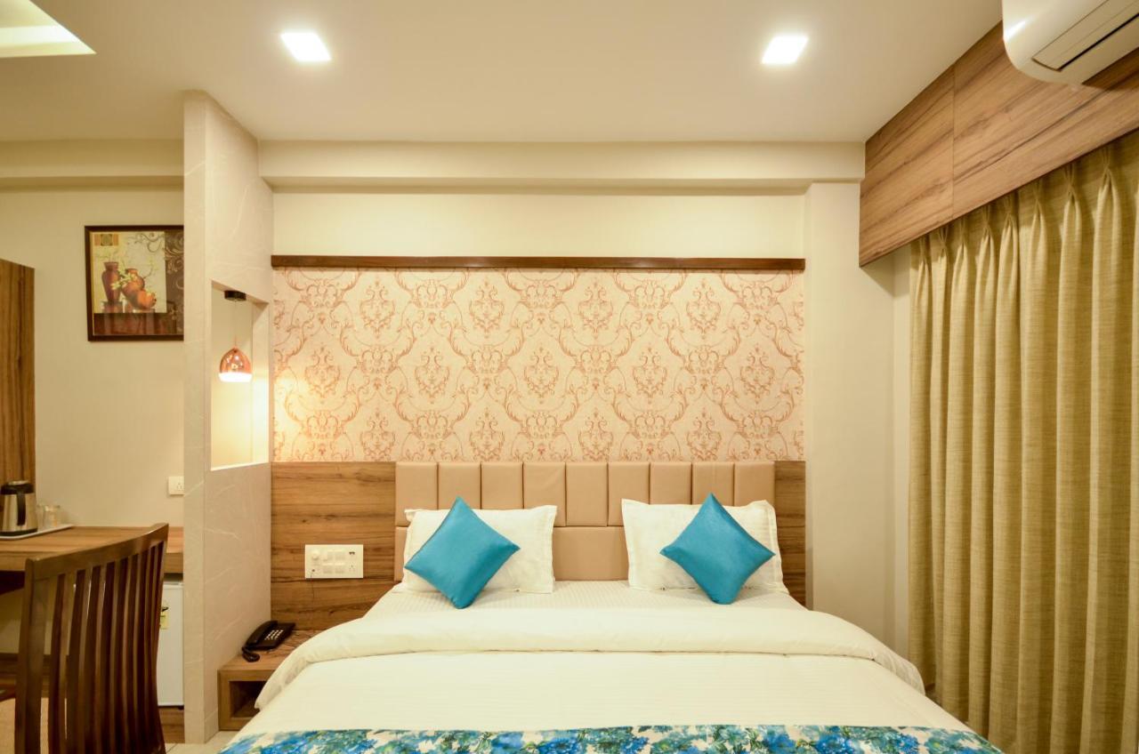 Hotel Repose Ахмедабад Екстериор снимка