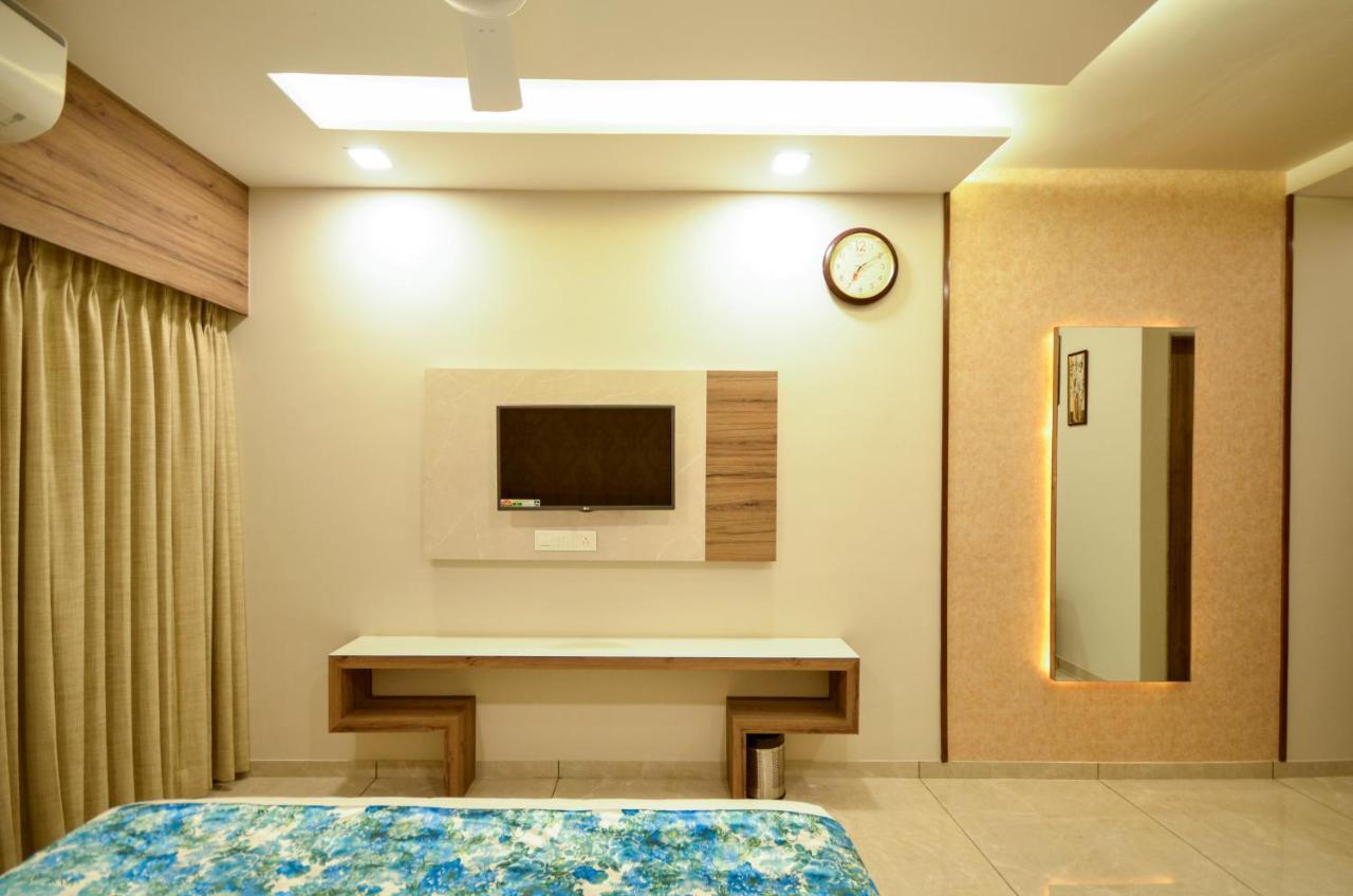 Hotel Repose Ахмедабад Екстериор снимка
