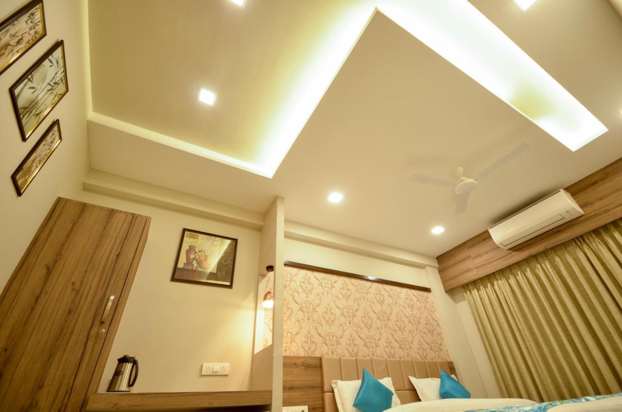 Hotel Repose Ахмедабад Екстериор снимка