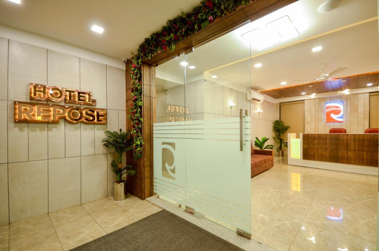 Hotel Repose Ахмедабад Екстериор снимка