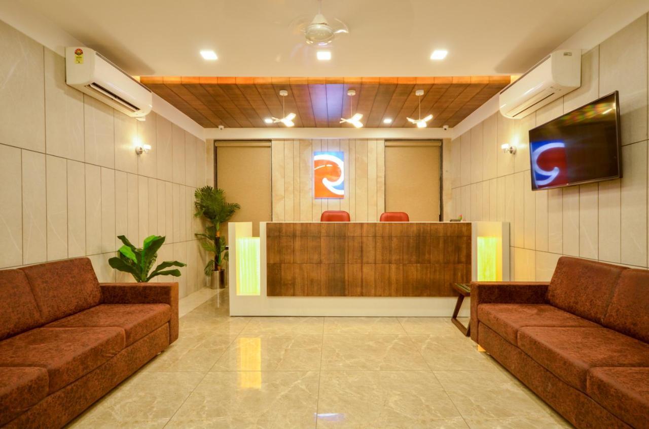 Hotel Repose Ахмедабад Екстериор снимка