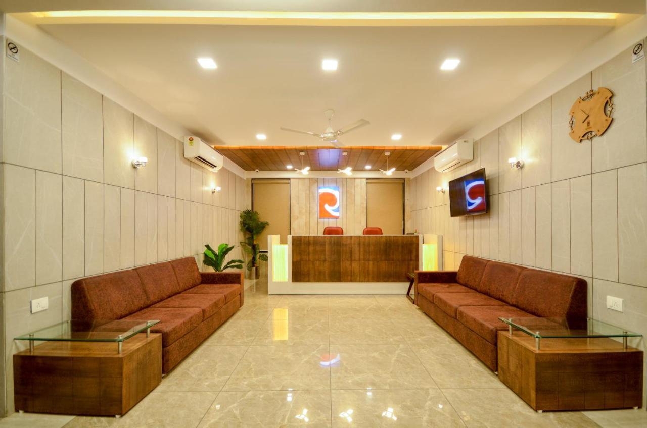 Hotel Repose Ахмедабад Екстериор снимка