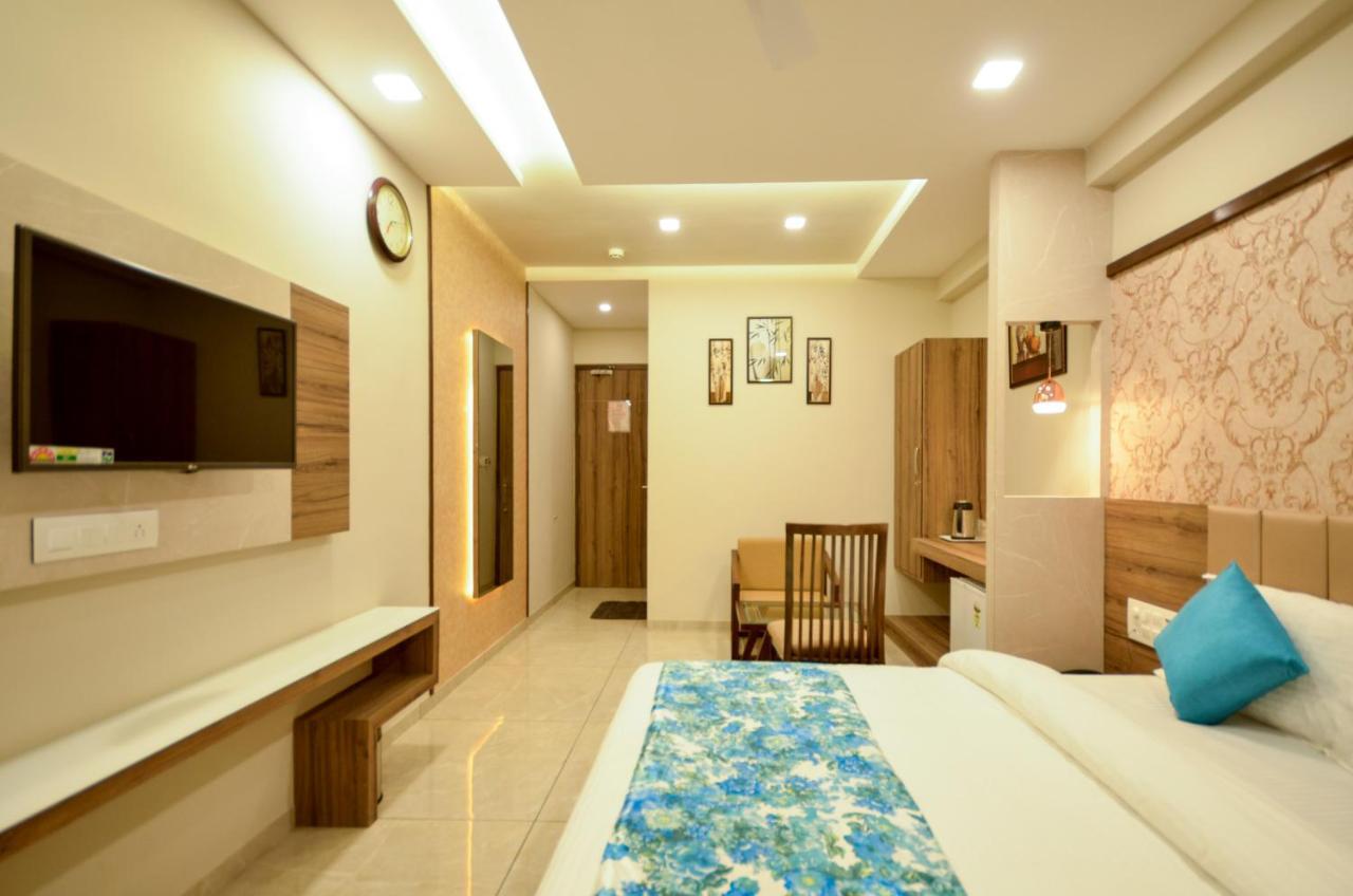 Hotel Repose Ахмедабад Екстериор снимка