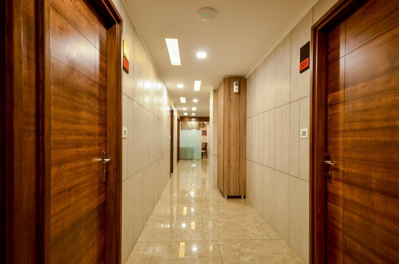 Hotel Repose Ахмедабад Екстериор снимка