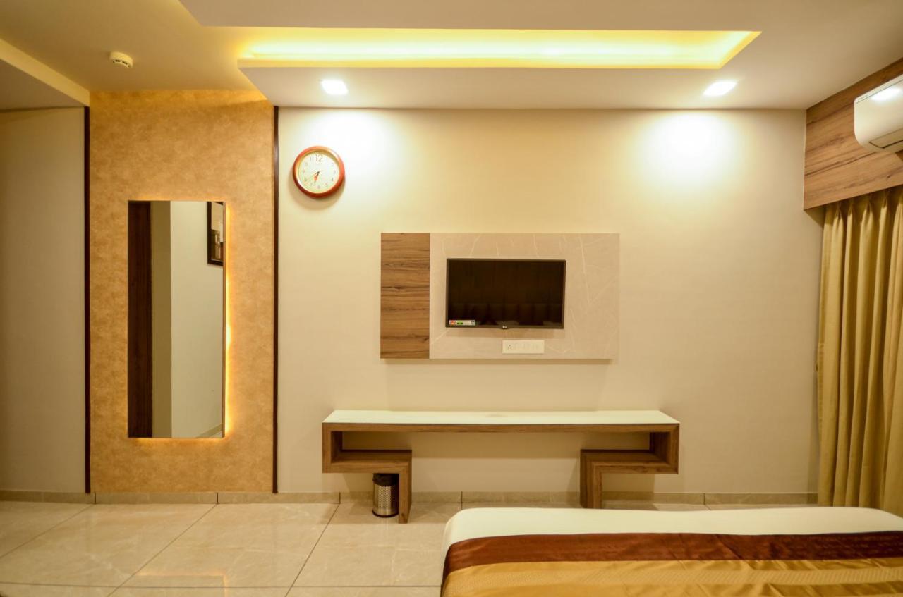 Hotel Repose Ахмедабад Екстериор снимка