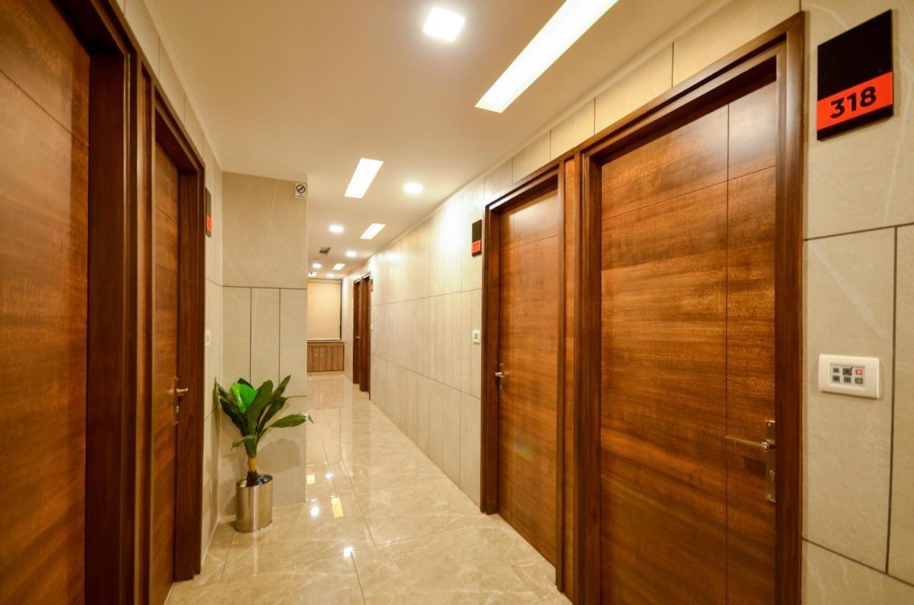 Hotel Repose Ахмедабад Екстериор снимка